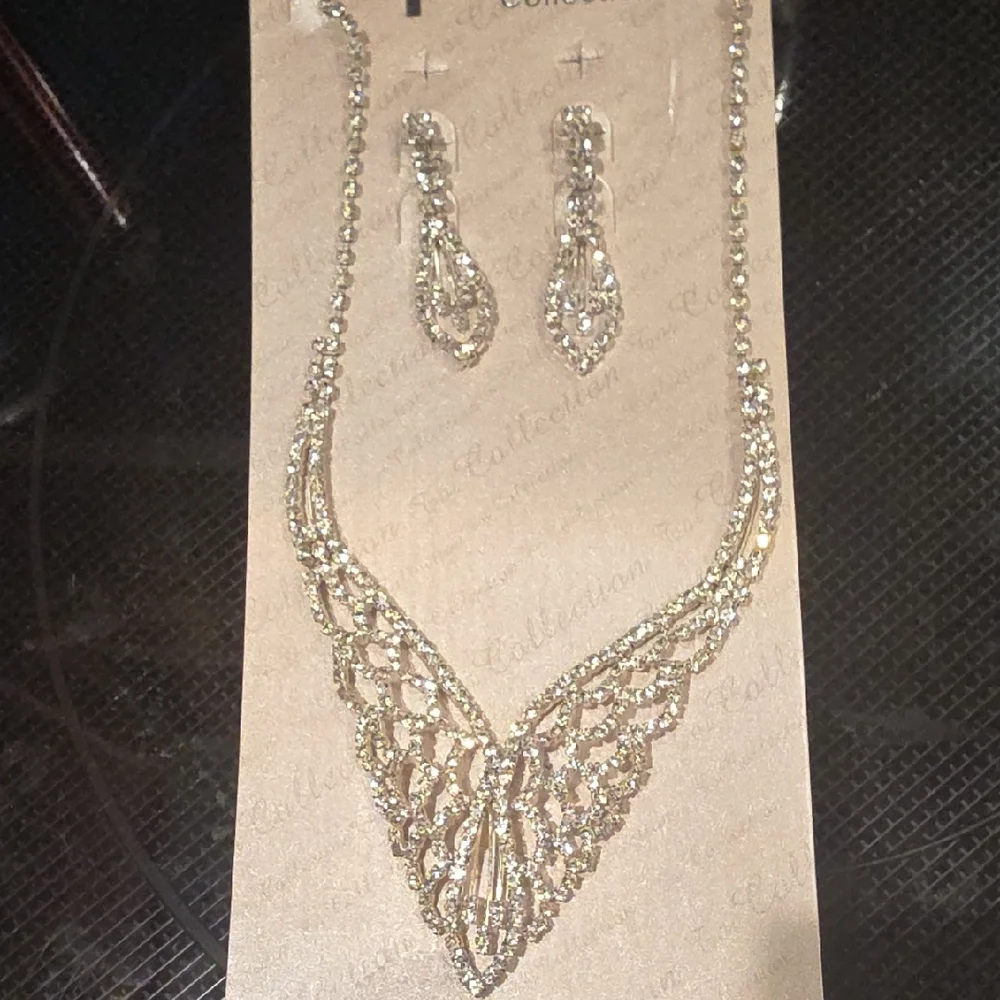 Silver Crystal Teardrop Necklace & Earrings Set - Women Jewelry - Picture 1 of 2